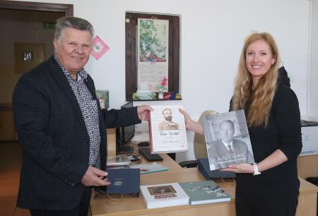 PREDAJA KNJIG POŠ BEGUNJE 03 FOTO LJUBO VUKELIČ